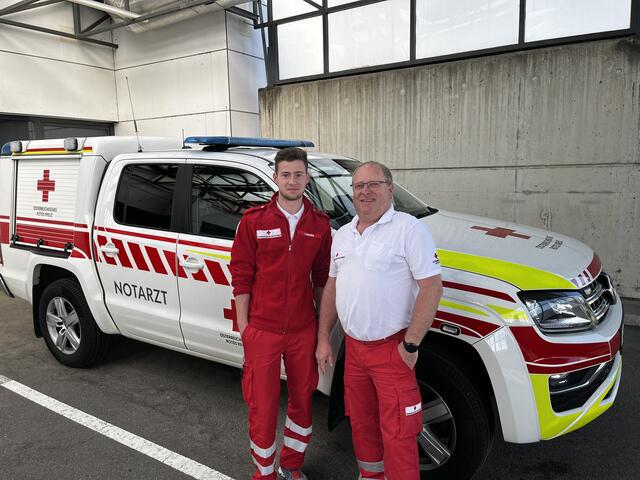 Lukas und Papa Robert Wimmer aus Julbach sind beim Roten Kreuz tätig. | Foto: RK/Fuchs