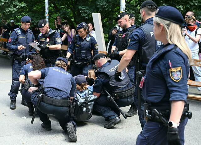 Die Handlungen im Protestcamp waren nicht in "Einklang mit der österreichischen Rechtslage", so die Polizei. | Foto: HELMUT FOHRINGER / APA / picturedesk.com