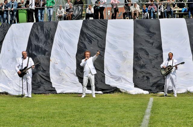Walter Reischl und die White Stars 2017 bei einem Legendenmatch in der Gruabn: Markenzeichen der Band ist das weiße Outfit und die "schwarze Seele". | Foto: GEPA