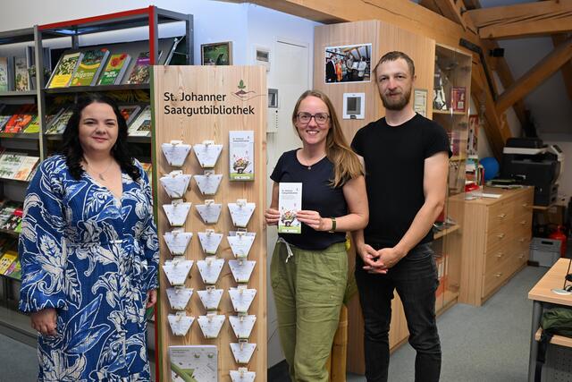 Neben Gartenlektüre gibt es in den Bibliotheken St. Johann und Kirchdorf nun auch Saatgut zum Ausleihen. Im Bild: Michaela Hofinger (Mediathek St. Johann), Maria Schmidt und Andreas Franze (KLAR! regio³) (v. li.).
 | Foto: Hannes Hofinger