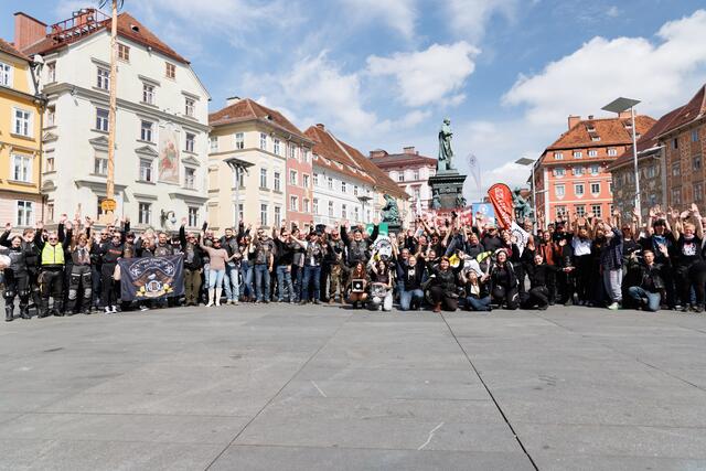 Samstag, 9.30 Uhr. Rund 100 Bikes strömten der Reihe nach auf den Hauptplatz in Graz, um am "Fellows Ride" teilzunehmen.  | Foto: Fellows Ride/Motorradland Austria