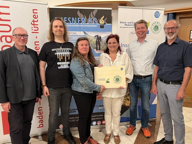 Gemeinderat Andreas Kettenhuber, Andreas Niesner, Sylvia Pfeifer, Karin Schneider (KEM 10vorWien), Karl Wittmann und Vizebürgermeister Josef Waygand (v.l.). | Foto: Andreas Kettenhuber