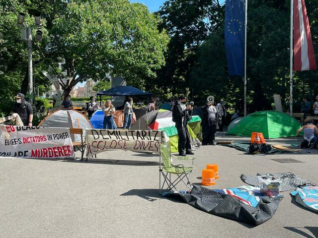 Am Mittwochvormittag bildete sich ein Pro-Palästina-Protestcamp am Areal des Resselparks bzw. des Karlsplatzes. Dieses wird gegen 12 Uhr polizeilich geräumt. | Foto: Regionalmedien Wien