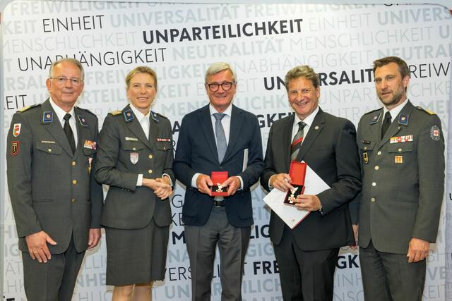Mit dem Ehrenzeichen in Gold wurden Harald Preuner (Bürgermeister a. D. der Stadt Salzburg) und Peter Obermüller (Journalist und Ö3-Korrespondent Salzburg, Österreichischer Rundfunk) ausgezeichnet. V.l.n.r.: Dr. Werner Aufmesser (Präsident, Rotes Kreuz Salzburg), Sabine Tischler (Landesgeschäftsführerin, Rotes Kreuz Salzburg), Harald Preuner, Peter Obermüller, Stefan Herbst (Landesrettungskommandant, Rotes Kreuz Salzburg) | Foto: wildbild / Rotes Kreuz Salzburg