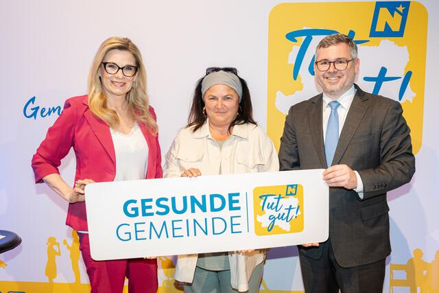 Gratulationen an Patricia Grünauer (Mitte) von der „Gesunden Gemeinde“ Neidling überbrachten Landesrat Ludwig Schleritzko (r.) und Klimatologin Christa Kummer (l.) | Foto:  MS-Fototeam | Martin Mathes