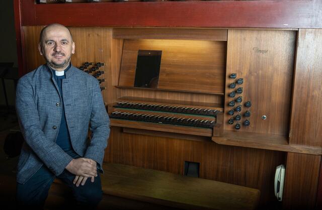 Pfarrer Pawel Marniak bedankt sich bei allen Unterstützerinnen und Unterstützern.  | Foto: Vu Phan Quoc