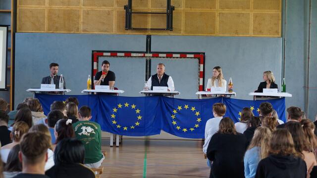 Bernd Brodtrager (ÖVP), Dominik Szecsi (SPÖ), Georg Mayer (FPÖ), Anna Binder (Grüne) und Helene Paar (Neos) bei der Podiumsdiskussion im Köflacher Gymnasium | Foto: Schrapf