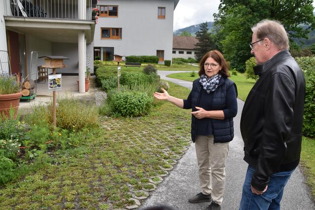 Sabine Sladky-Meraner (OGV) berichtet über die Initiative „Natur im Garten" in den Wohn- und Pflegeheimen der Stadt Hall in Tirol. | Foto: Kendlbacher
