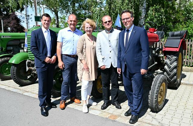 110-Jahr-Jubiläum (v.l.n.r.): Bildungsdirektor Karl Fritthum, Landtagsabgeordneter Otto Auer, Bildungs-Landesrätin Christiane Teschl-Hofmeister, Direktor Arno Kastelliz und Abteilungsleiter Helmuth Sturm

 | Foto: Jürgen Mück