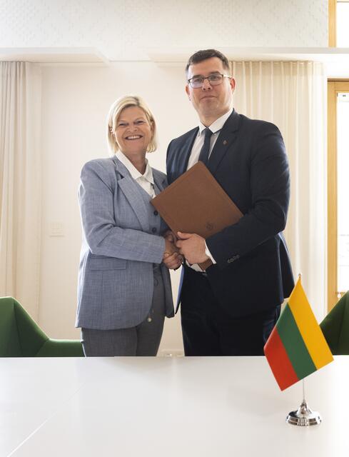 Der Verteidigungsminister Litauens Laurynas Kasčiūnas war beim Unterzeichnungstermin anwesend. Das Projekt wurde von seinem Land initiiert. | Foto: Bundesheer/Carina Karlovits