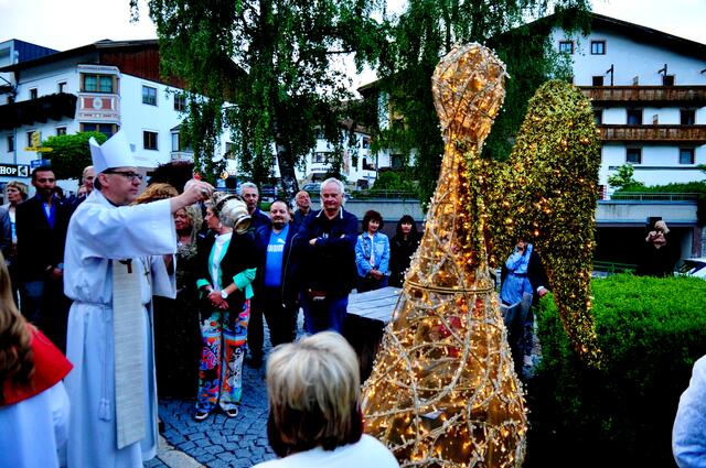 Der Bischof spendete den Segen für leuchtenden Engel Natascha. | Foto: Hassl