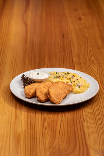 Leicht zu verwechseln mit einem Kalbsschnitzel. Das Sellerieschnitzel des Lokales "Schlicht Vegan" kommt aber ganz ohne tierische Produkte aus. | Foto: Copyright: Sarah Hein