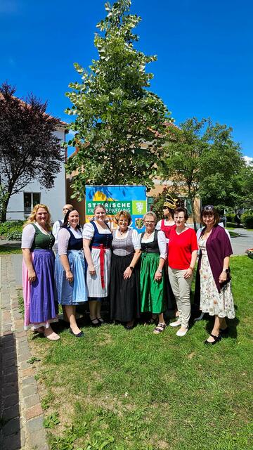 OL Monika Karbasch mit dem Bezirksvorstand