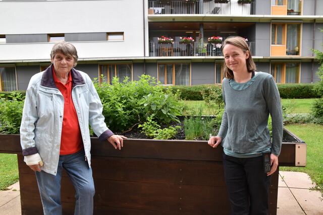 Bewohnerin Margit und Sophia Hick präsentieren stolz das Hochbeet voll mit Kräutern. | Foto: Kendlbacher