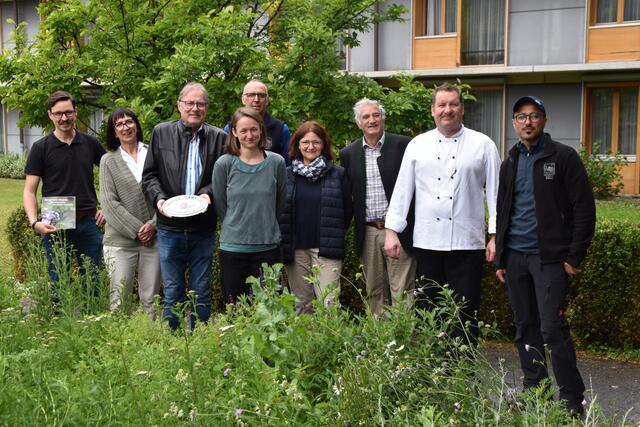 GF Georg Berger (Heimleitung), Christine Gruber (Pflegedienstleiterin), Bgm. Christian Margreiter, Sabine Sladky-Meraner (OGV), Sophia Hick (Nachhaltigkeitsbeauftragte der Heime), Willi Hofer (Stadtgärtnerei Hall), Bernhard Meister (OGV), Martin Burger (Küchenleiter Wohn- und Pflegeheime der Stadt Hall), und Mustafa Ayhan (Stadtgärtnerei Hall) | Foto: Kendlbacher