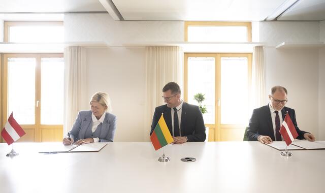 Österreich, Litauen und Lettland setzen auf gemeinsame Cybersicherheit. Beim Verteidigungsministertreffen in Brüssel unterzeichnete Verteidigungsministerin Claudia Tanner das Projekt "Cyber Rapid Response Team" | Foto: Bundesheer/Carina Karlovits