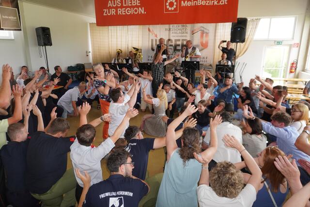 Beste Stimmung in der Halle und alle machen mit. | Foto: Michael Strini