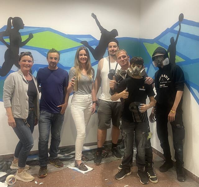 Verena Sommerhuber-Pfeiffer, Rares Rotar, Sabrina Rohrmoser, Roman Kirchhofer, Muck und Jugendliche von der Zone 11.