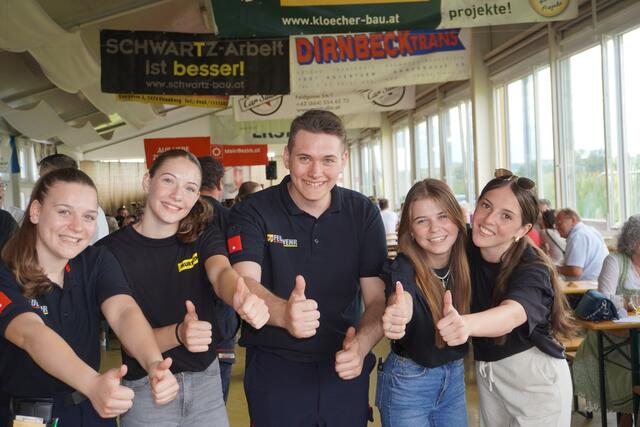 Ein tolles Fest in Badersdorf: Miriam Schneider, Francesca Ziniel, Florian Mayer, Anna Laczko und Jana Schneider | Foto: Michael Strini