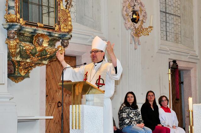 Bischof Hermann Glettler bei der eindrucksvollen Predigt, die auch humorvolle Elemente enthielt. | Foto: Hassl