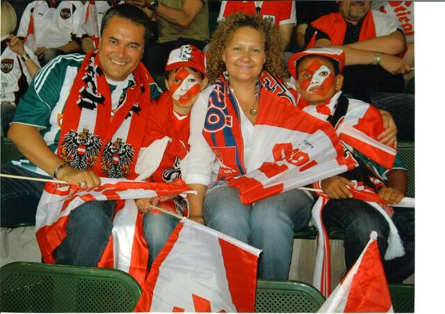 Die ganze Familie Sperk zeigt sich als Österreichfans. | Foto: ZVg