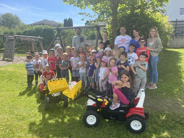 Bürgermeister Michael Strasser nimmt gemeinsam mit der Kindergartenleiterin Anja Lehenbauer und den Kindern die Traktoren und die Fußballtore von Marion Schweighuber (Elternbeirat) und Richard Schweighuber (Vertreter der CNH) entgegen.

 | Foto: Gde. Haidershofen