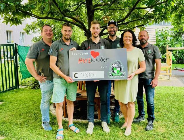v.l.: Matthias Dirnberger, Obmann Dominik Greimel, Phillipp Sturl, Daniel Punzhuber, Präsidentin von Herzkinder Österreich Michaela Altendorfer und Martin Lichtenberger bei der Spendenübergabe. | Foto: Herzkinder Österreich