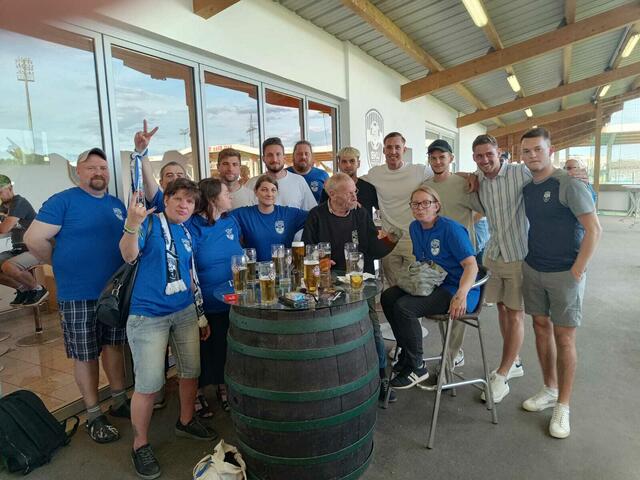 Gruppenfoto des Fanclub 12. Mann mit einigen Spielern des SKU Ertl Glas Amstetten. | Foto: SKU Fanclub 12. Mann