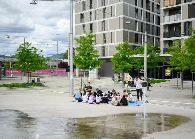 Gemeinsames Knüpfen einer Friedensfahne mit Initiatorin Nicole Pruckermayr und einer Klasse der MS Dr. Renner am Bertha-Suttner-Platz. | Foto: Nikolaos Zachariadis