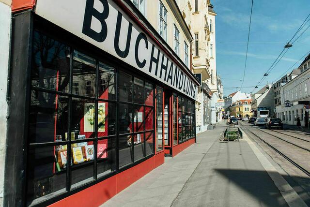 Die Buchhandlung muss aus wirtschaftlichen Gründen schließen. Bis 21. Juni gibt es noch eine letzte Ausstellung.  | Foto: Holzbaum Verlag