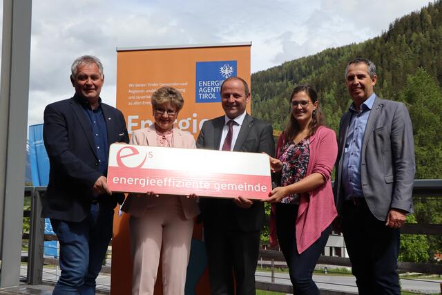 Helmut Mall (Bürgermeister), Susanne Klimmer (e5-Teamleiterin), LHStv. Josef Geisler (Energielandesrat), Annabel Gius (e-Beraterin Energieagentur Tirol) und Bruno Oberhuber (Geschäftsführer Energieagentur Tirol) freuen sich über den e5-Beitritt. | Foto: Celina Leitner