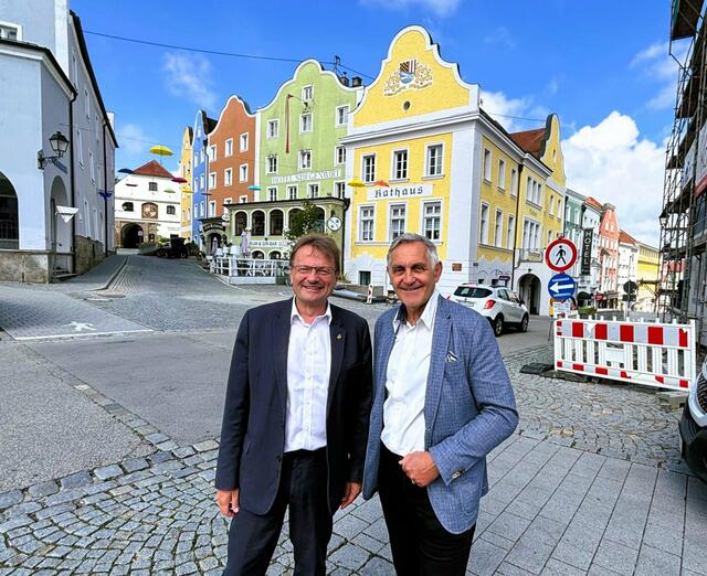 Pflegen schon lange ein freundschaftliches Verhältnis, der Schärdinger Bürgermeister Günter Streicher (r.) und der SPÖ-Europaparlamentarier Hannes Heide aus  Bad Ischl. | Foto: Franz Gruber