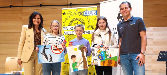 Dir. Angelika Trenkwalder mit den Preisträgern der 3. Klassen Lina Hollaus, Nico Sailer und Alina Rieder sowie Markus Sommeregger von der Raiba Kitzbühel. | Foto: MS Kitzbühel