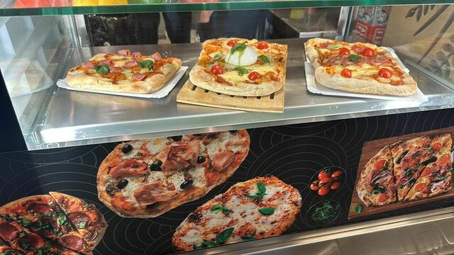 Bei Green Pasta gibt es auch Pinsa, was nicht mit Pizza zu verwechseln ist. | Foto: Green Pasta