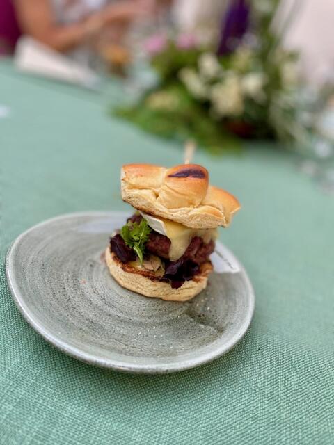 Rehburger im selbstgebackenen Brioche mit Honigsenfmayonnaise, Camembert, Pfeffer-BalsamicoKirschen und gegrillten Pilzen.