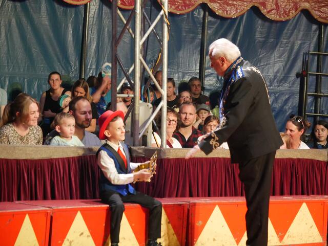 Mittlerweile hat er als Clown Peppino seine eigene Nummer in der Vorstellung. | Foto: Anita Empl
