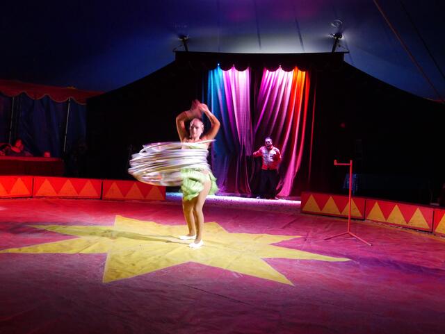 Und tritt jetzt mit ihrer Hula-Hoop-Nummer im Programm auf. | Foto: Anita Empl