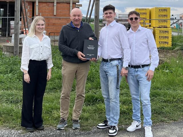 Übergabe der Diplomarbeit: Tabea Pomper, Auftraggeber Andreas Höhenberger, Thomas Maierhofer und Nico Petrakovits | Foto: HTL Pinkafeld
