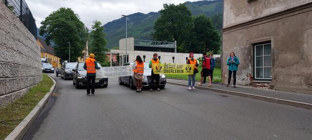 In Vordernberg bot sich Freitagfrüh ein ungewohntes Bild: Aktivistinnen und Aktivisten der Letzten Generation blockierten die B115. | Foto: Letzte Generation