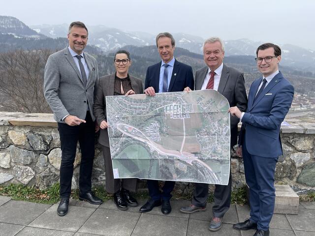 Bei der Projektpräsentation auf Burg Oberkapfenberg im März 2023: Landesbaudirektor Andreas Tropper, LAbg. Cornelia Izzo, Bürgermeister Fritz Kratzer, Verkehrslandesrat LH-Stv. Anton Lang und LAbg. Stefan Hofer. | Foto: Kern