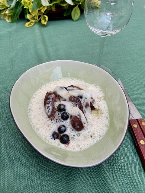 Geschmorter Rehschlögel mit Rollgerste, Kokosschaum, Brokkoli und Heidelbeeren.