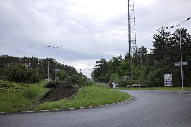 Hier fuhr der Pkw mit schwedischer Zulassung auf und wurde regelrecht durch die Luft in den Wald katapultiert. | Foto: Santrucek