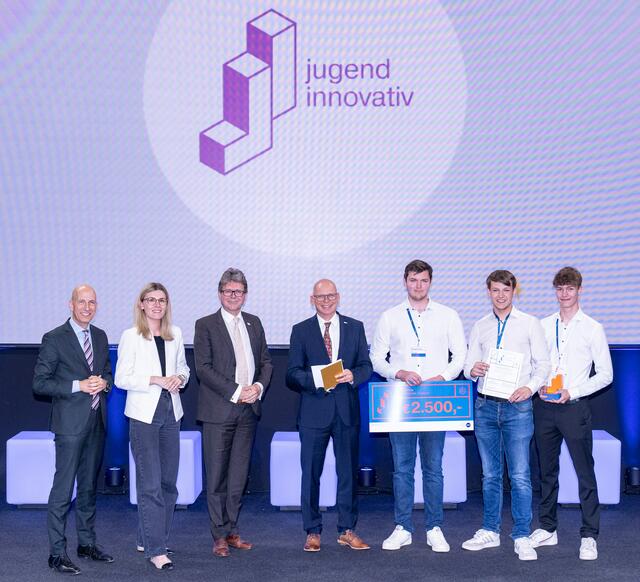 v.l.n.r. Bundesminister Martin Kocher (BMAW), Generalsekretärin Eva Landrichtinger, (BMAW), Bundesminister Martin Polaschek (BMBWF), Bernhard Koch (Jury), Luca Brandstätter, Bernhard Gupper und Daniel Hutterer | Foto: Austria Wirtschaftsservice GmbH/Voglhuber