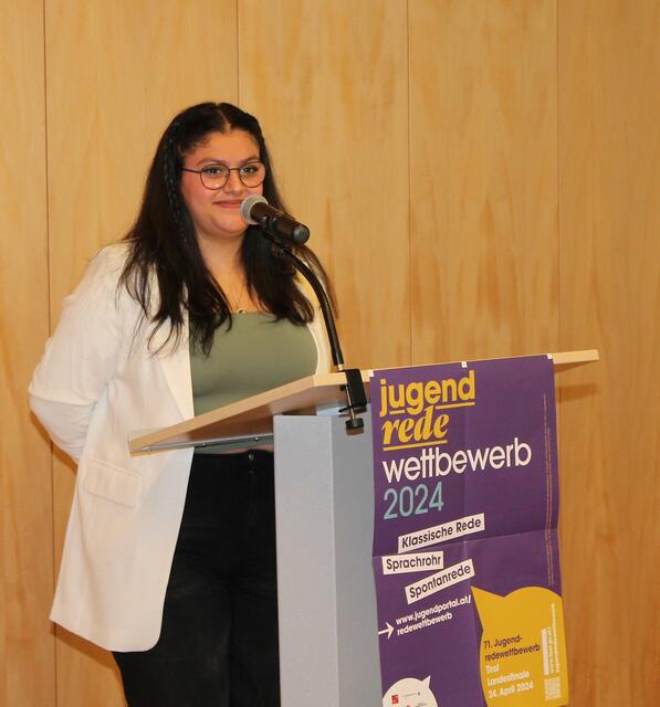 Lana Aleid: Tirols Bundessiegerin im Jugendredewettbewerb 2024 in der Kategorie „Klassische Rede/Polytechnische Schulen (PTS)“ mit ihrer Rede „Warteschleife Österreich“. | Foto: Land Tirol/Die Fotografen