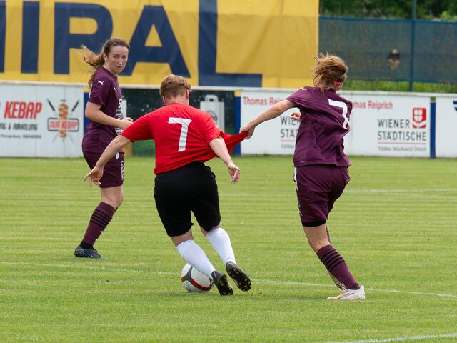 Torschützin zum 1:0 Kerstin Anderl wird unsanft zurückgehalten | Foto: Stefan Pfaller