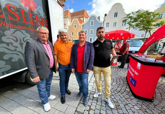 Rege Diskussion über das EU-Parlament beim Infostand am Schärdinger Wochenmarkt. Links Schärdings SPÖ-Bezirkschef Karl Walch. | Foto: Franz Gruber
