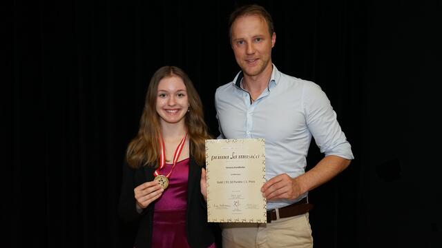 Victoria Kandlhofer überzeugte in Brixen die Fachjury mit ihrem Gitarrespiel. Hier im Bild mit ihrem Lehrer Andreas Pöttler. | Foto: zVg