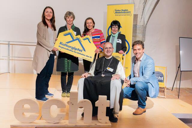 Sandra Paweronschitz von der Kultur.Region.Niederösterreich, Annabergs Kulturgemeinderätin Waltraud Glänzel, Enina Eppensteiner von der Kreativakademie Hainfeld, Abt Pius Maurer sowie Gemeinderätin Maria Weißenböck und Bürgermeister Manuel Aichberger (v.l.) | Foto: Indira Zupani