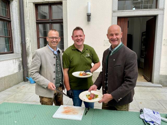 V.l.: OÖLJV-Geschäftsführer Christopher Böck, Spitzenkoch Rupert Pferzinger und Landesjägermeister Herbert Sieghartsleitner. 