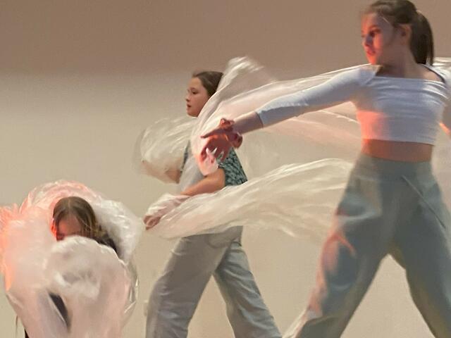 Schüler aus Laßnitzhöhe performen die Sol LeWitts Wall, eine für den Space01 installierte Wand. | Foto: Scheibelhofer